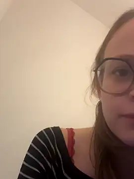 YoungNoraa online show from November 5, 2025, 4:51 pm