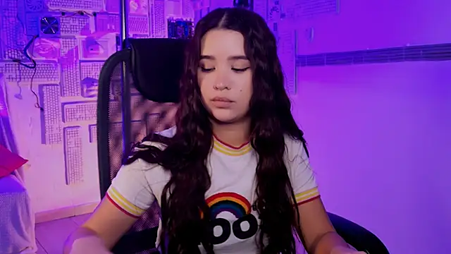 AnnaGarcias  online show from November 6, 2025, 1:01 pm