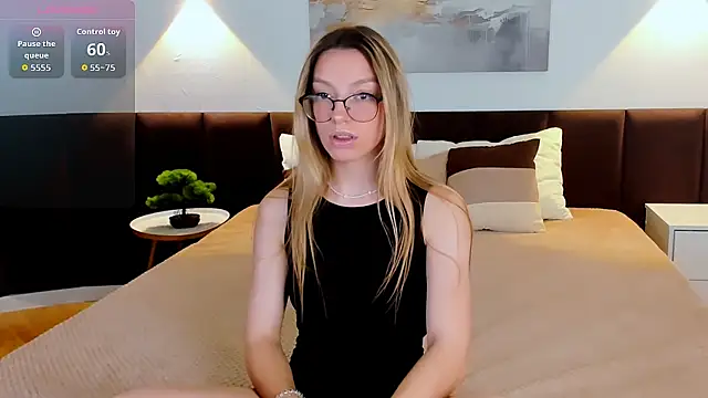 CindyMoriLove online show from November 26, 2025, 2:40 pm