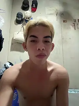 Snapshot of Urhotsilverboy chatting on June 3, 2026, 8:14 pm Urhotsilverboy online show from June 3, 2026, 8:14 pm