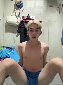 Snapshot of Urhotsilverboy chatting on June 10, 2026, 6:18 pm Urhotsilverboy online show from June 10, 2026, 6:18 pm