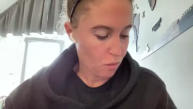 Snapshot of Ameli8 chatting on November 8, 2025, 1:22 pm Ameli8 online show from November 8, 2025, 1:22 pm