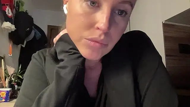 Snapshot of Ameli8 chatting on December 14, 2025, 3:28 pm Ameli8 online show from December 14, 2025, 3:28 pm