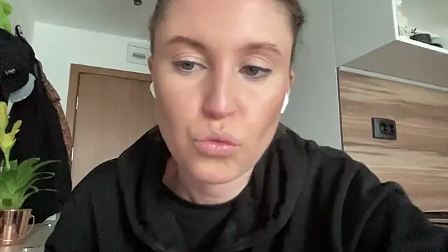 Snapshot of Ameli8 chatting on December 22, 2025, 12:24 pm Ameli8 online show from December 22, 2025, 12:24 pm