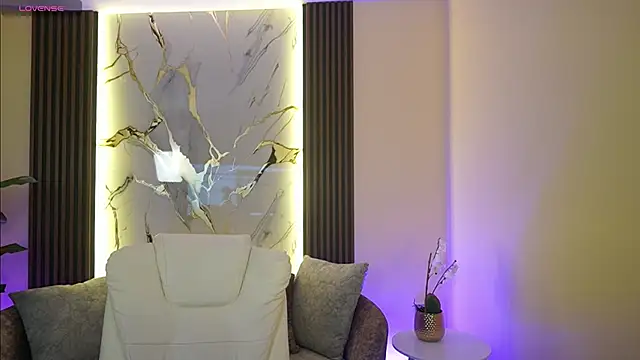 Snapshot of TessaaFox chatting on December 18, 2025, 12:11 pm TessaaFox online show from December 18, 2025, 12:11 pm