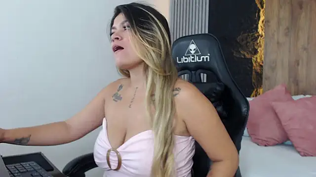 Snapshot of yesenia_villan chatting on February 4, 2026, 12:33 pm yesenia villan online show from February 4, 2026, 12:33 pm