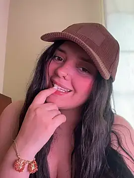 candicewest  online show from April 19, 2026, 4:39 pm