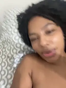 Snapshot of Alicia_Liamm chatting on November 9, 2025, 7:17 am Alicia Liamm online show from November 9, 2025, 7:17 am