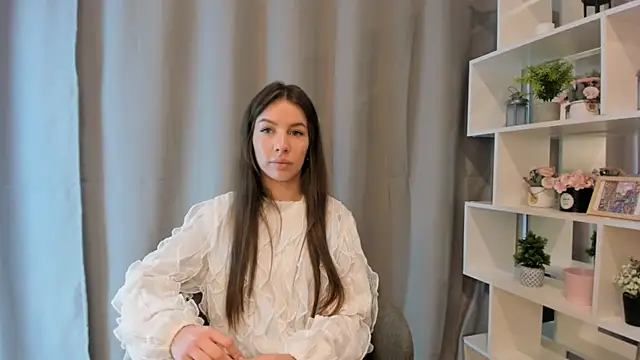 OtiliaNatiello online show from November 7, 2025, 2:06 pm