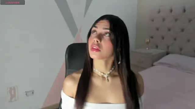 Snapshot of ZarinaWynne chatting on May 15, 2026, 2:24 pm ZarinaWynne online show from May 15, 2026, 2:24 pm