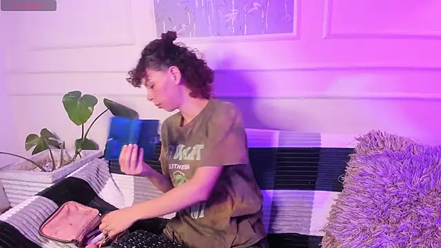 Snapshot of AliceMadnes chatting on March 14, 2026, 12:43 pm AliceMadnes online show from March 14, 2026, 12:43 pm