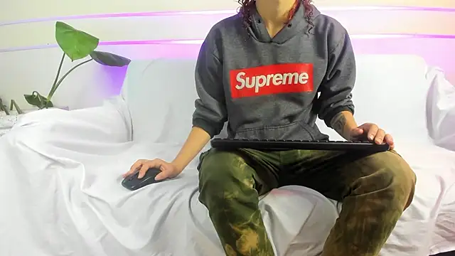 Snapshot of AliceMadnes chatting on March 24, 2026, 12:32 pm AliceMadnes online show from March 24, 2026, 12:32 pm