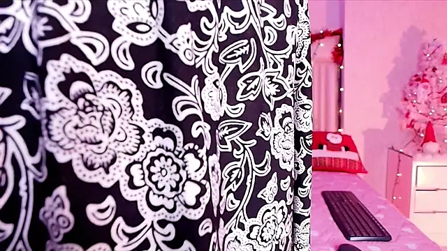 alanarose18 online show from November 24, 2025, 7:13 pm