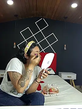 Logan Chloe online show from December 1, 2025, 11:37 am