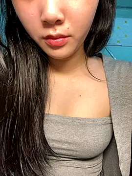 Snapshot of Lynn-122 chatting on December 1, 2025, 5:45 am Lynn-122 online show from December 1, 2025, 5:45 am