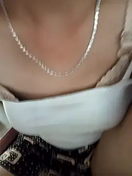 Snapshot of Lynn-122 chatting on April 6, 2026, 5:30 am Lynn-122 online show from April 6, 2026, 5:30 am