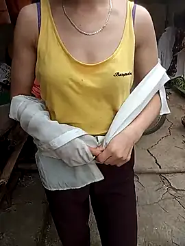 Snapshot of Lynn-122 chatting on April 7, 2026, 10:59 am Lynn-122 online show from April 7, 2026, 10:59 am