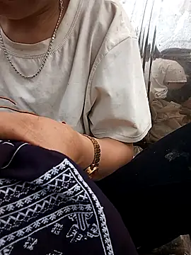 Snapshot of Lynn-122 chatting on April 16, 2026, 10:27 am Lynn-122 online show from April 16, 2026, 10:27 am