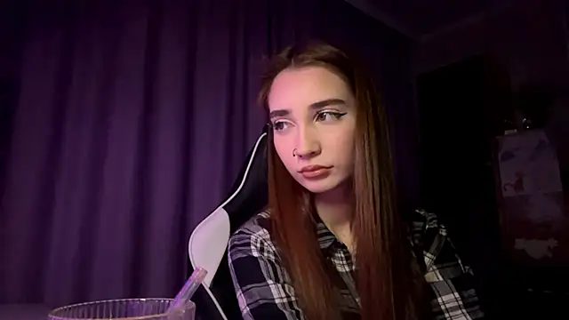 HollyPaw online show from November 25, 2025, 7:03 pm