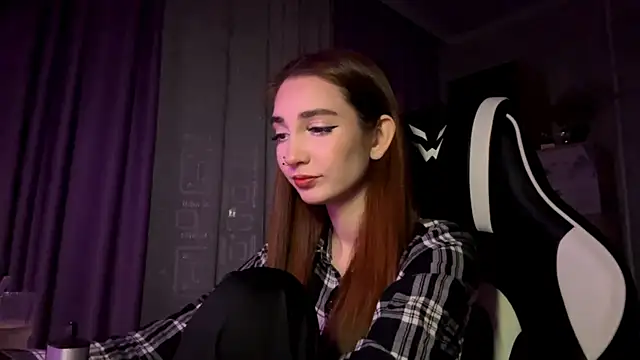 HollyPaw online show from November 30, 2025, 6:56 pm