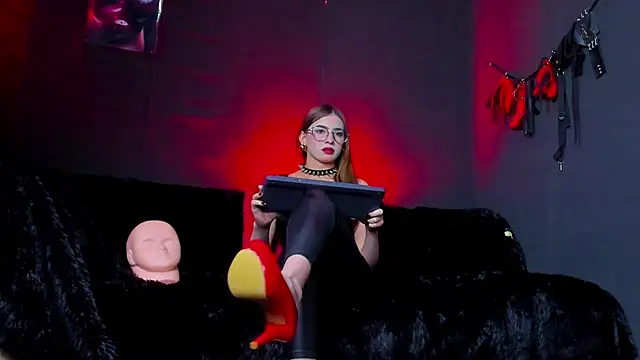 MartinaStones online show from December 3, 2025, 9:02 pm