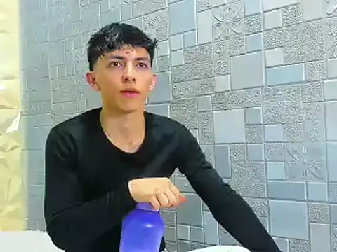 ElanGiraldo online show from November 11, 2025, 10:32 pm