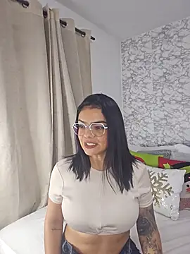 sofiaalarson online show from December 3, 2025, 12:51 am