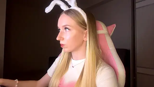 LaceDream online show from November 26, 2025, 5:03 pm