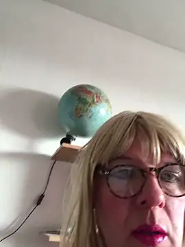 Snapshot of simone_xdressing chatting on February 23, 2025, 1:13 am simone xdressing online show from February 23, 2025, 1:13 am