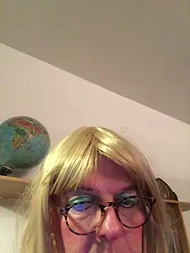 Snapshot of simone_xdressing chatting on February 26, 2025, 12:38 am simone xdressing online show from February 26, 2025, 12:38 am