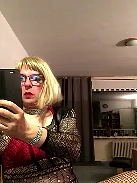 Snapshot of simone_xdressing chatting on September 21, 2025, 12:01 am simone xdressing online show from September 21, 2025, 12:01 am