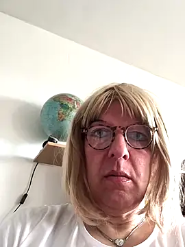 Snapshot of simone_xdressing chatting on September 28, 2025, 9:03 am simone xdressing online show from September 28, 2025, 9:03 am