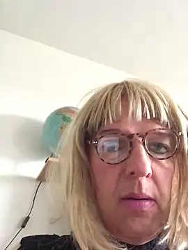 Snapshot of simone_xdressing chatting on October 3, 2025, 1:08 pm simone xdressing online show from October 3, 2025, 1:08 pm