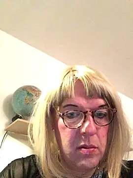 Snapshot of simone_xdressing chatting on November 5, 2025, 7:58 pm simone xdressing online show from November 5, 2025, 7:58 pm