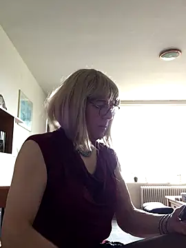 Snapshot of simone_xdressing chatting on November 9, 2025, 10:02 am simone xdressing online show from November 9, 2025, 10:02 am