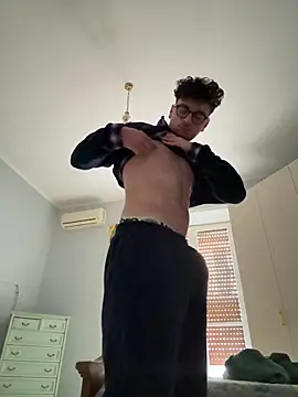 Snapshot of simeonehivd chatting on December 20, 2025, 12:56 pm simeonehivd online show from December 20, 2025, 12:56 pm