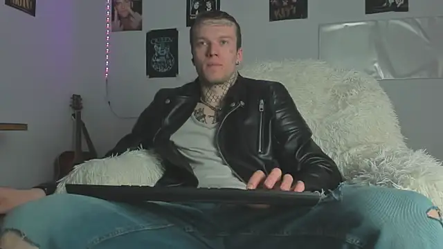 Huntall77 online show from April 10, 2026, 5:23 am