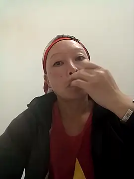 girl-hot2x online show from November 17, 2025, 1:50 pm