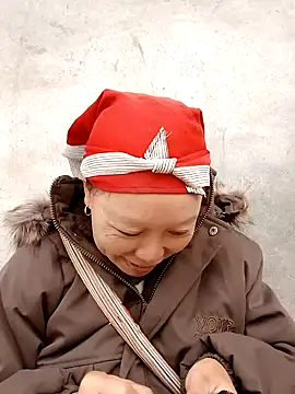 girl-hot2x online show from December 5, 2025, 2:20 am