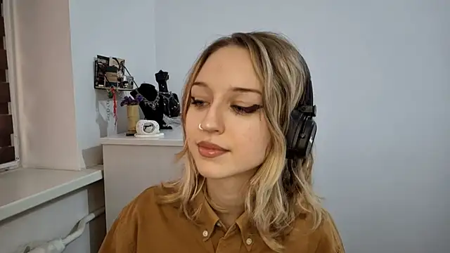 SilvanaKelson online show from November 11, 2025, 10:26 am