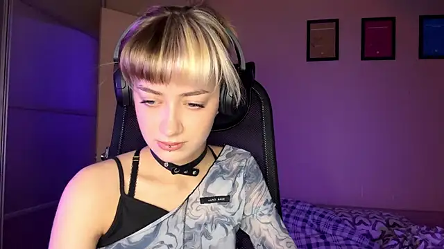 EmilySkyline online show from November 22, 2025, 5:17 am