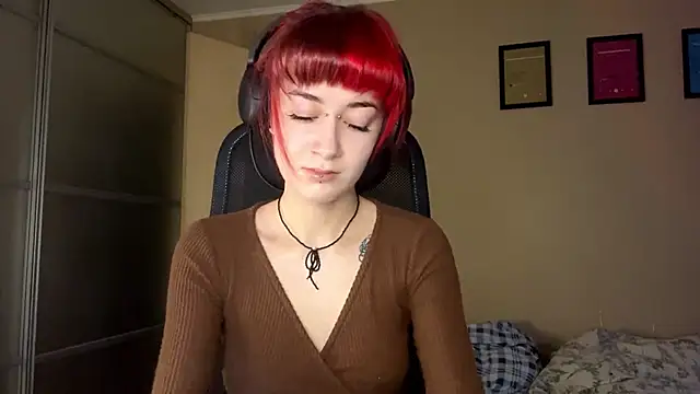 EmilySkyline online show from December 18, 2025, 5:02 am