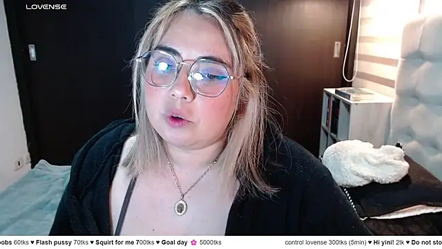 YiniBelle online show from May 9, 2026, 2:39 am