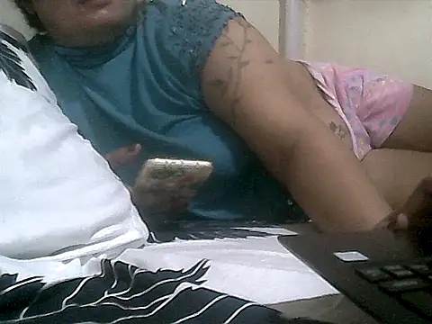 loriepinay46 online show from November 17, 2025, 2:01 pm