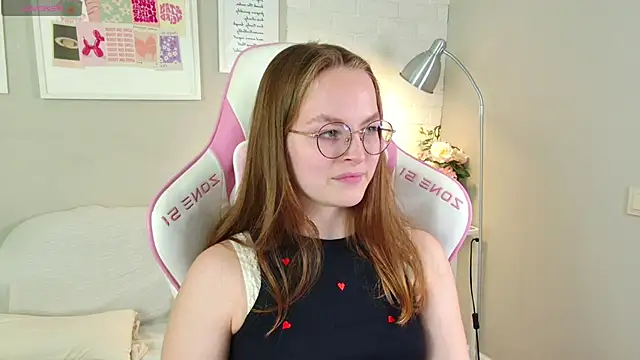 Snapshot of MadisonSmitt chatting on November 12, 2025, 11:32 am MadisonSmitt online show from November 12, 2025, 11:32 am