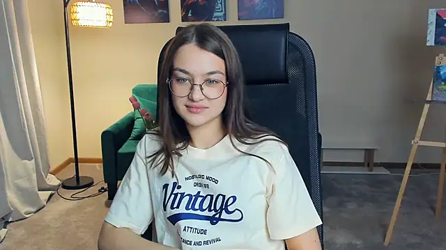 AveryFechter online show from November 16, 2025, 3:39 pm