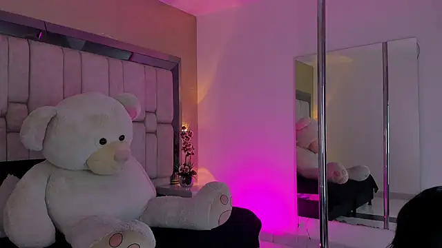 SnakeMuse online show from November 29, 2025, 4:26 am