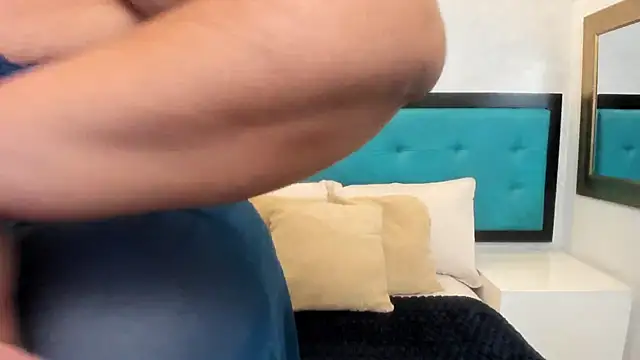 ViickyLee online show from December 3, 2025, 4:09 am