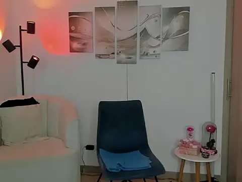 haileyflorez  online show from February 8, 2026, 6:22 pm