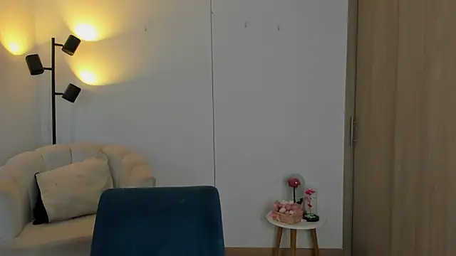 haileyflorez  online show from April 11, 2026, 3:27 pm